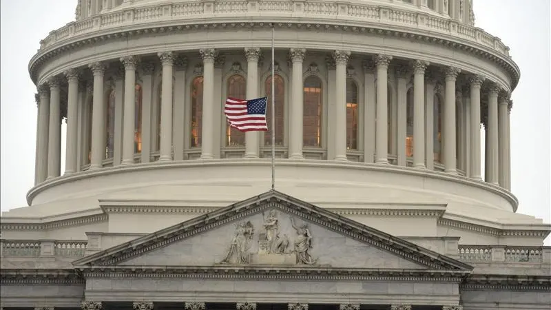 La bandera estadounidense ondea a media asta en el Capitolio en memoria del expresidente sudafricano Nelson Mandela