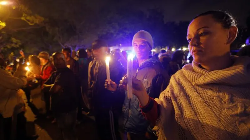 Vigilia frente a la casa de Mandela