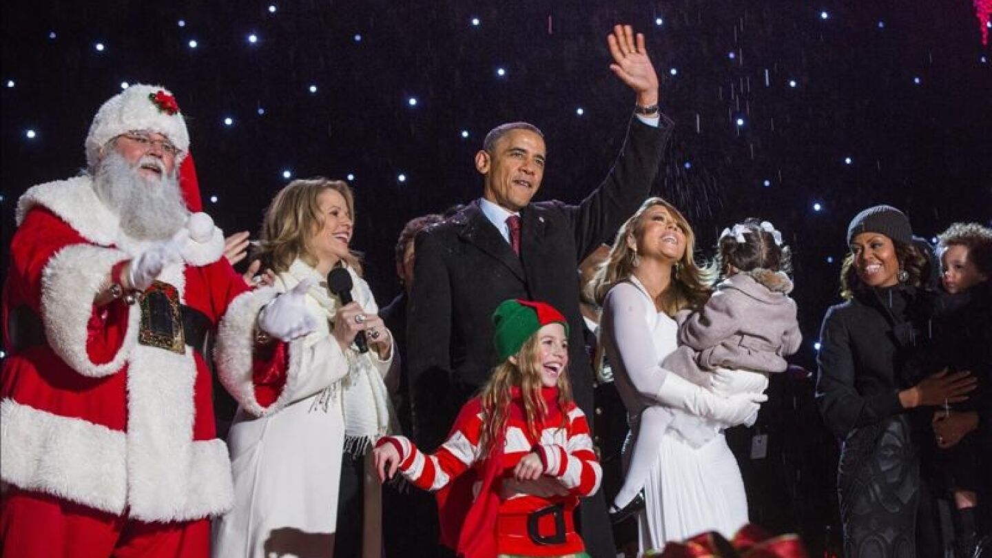 Obama saluda al final de la ceremonia en la Casa Blanca