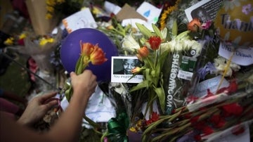 Flores y dedicatorias depositadas en memoria del expresidente sudafricano Nelson Mandela