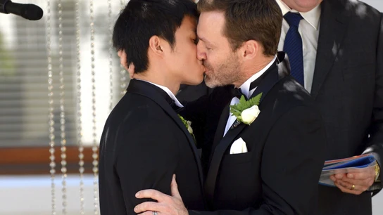 Una de las primeras parejas en contraer matrimonio homosexual, tras darse el "sí, quiero" Una de las primeras parejas en contraer matrimonio homosexual, tras darse el "sí, quiero"