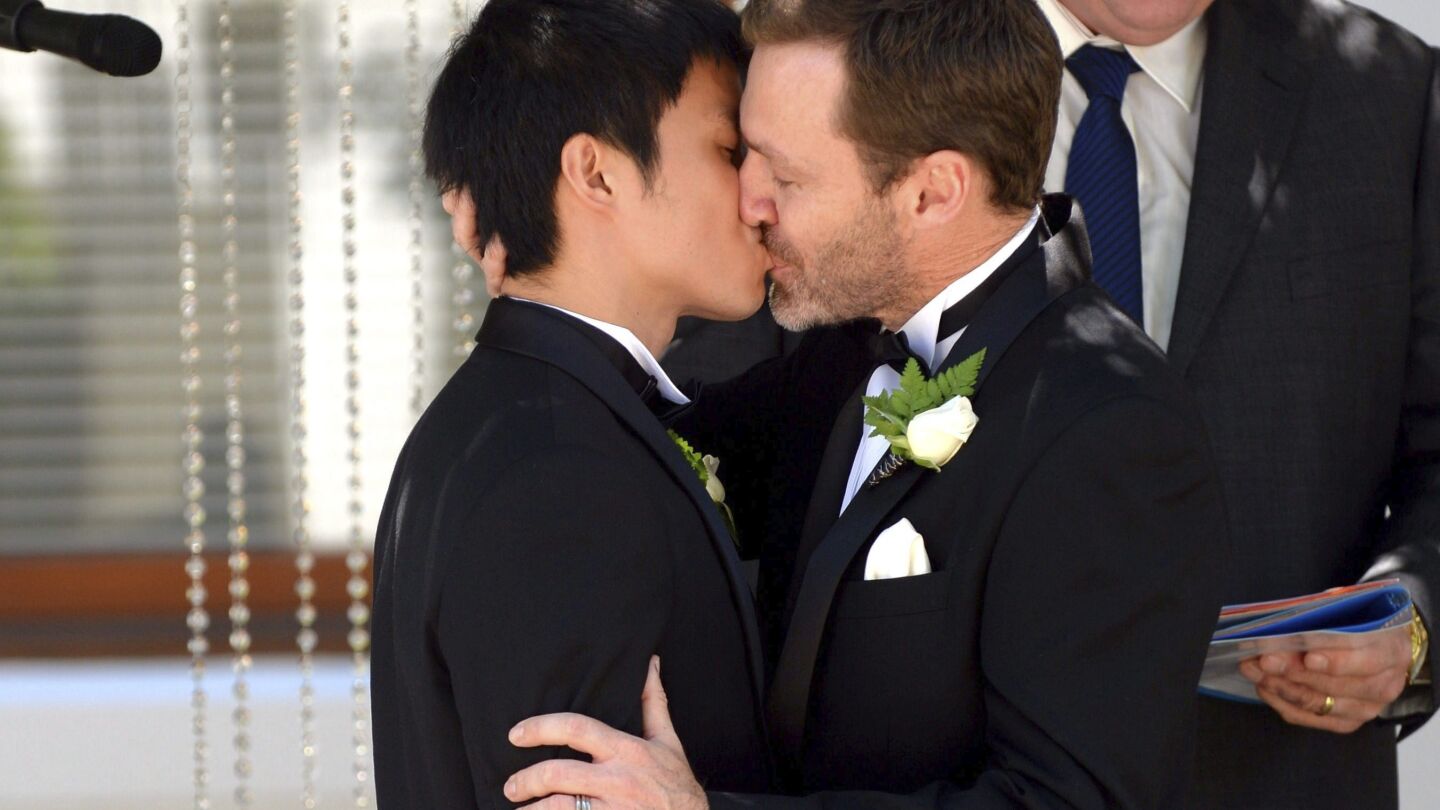 Una de las primeras parejas en contraer matrimonio homosexual, tras darse el "s&iacute;, quiero"
