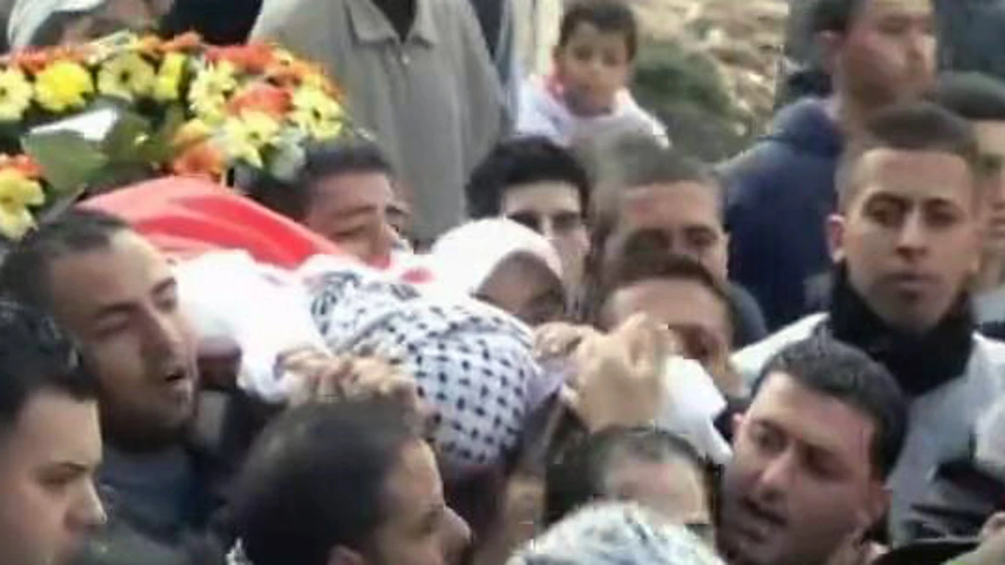 Multitudinario funeral por el joven palestino asesinado por tropas israelíes Multitudinario funeral por el joven palestino asesinado por tropas israelíes