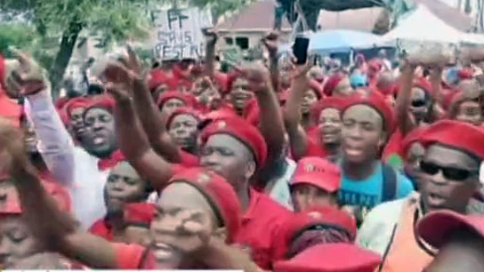 Tensión junto a la casa de Mandela tras la llegada de un grupo radical Tensión junto a la casa de Mandela tras la llegada de un grupo radical