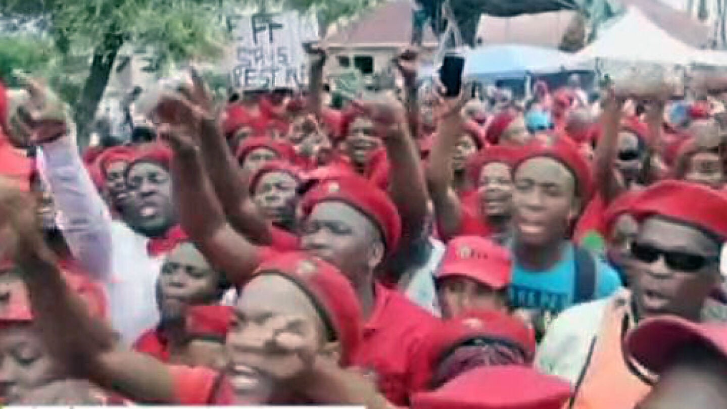 Tensi&oacute;n junto a la casa de Mandela tras la llegada de un grupo radical