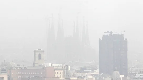 Barcelona bajo una densa capa de contaminación Barcelona bajo una densa capa de contaminación