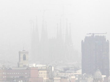 Barcelona bajo una densa capa de contaminación Barcelona bajo una densa capa de contaminación