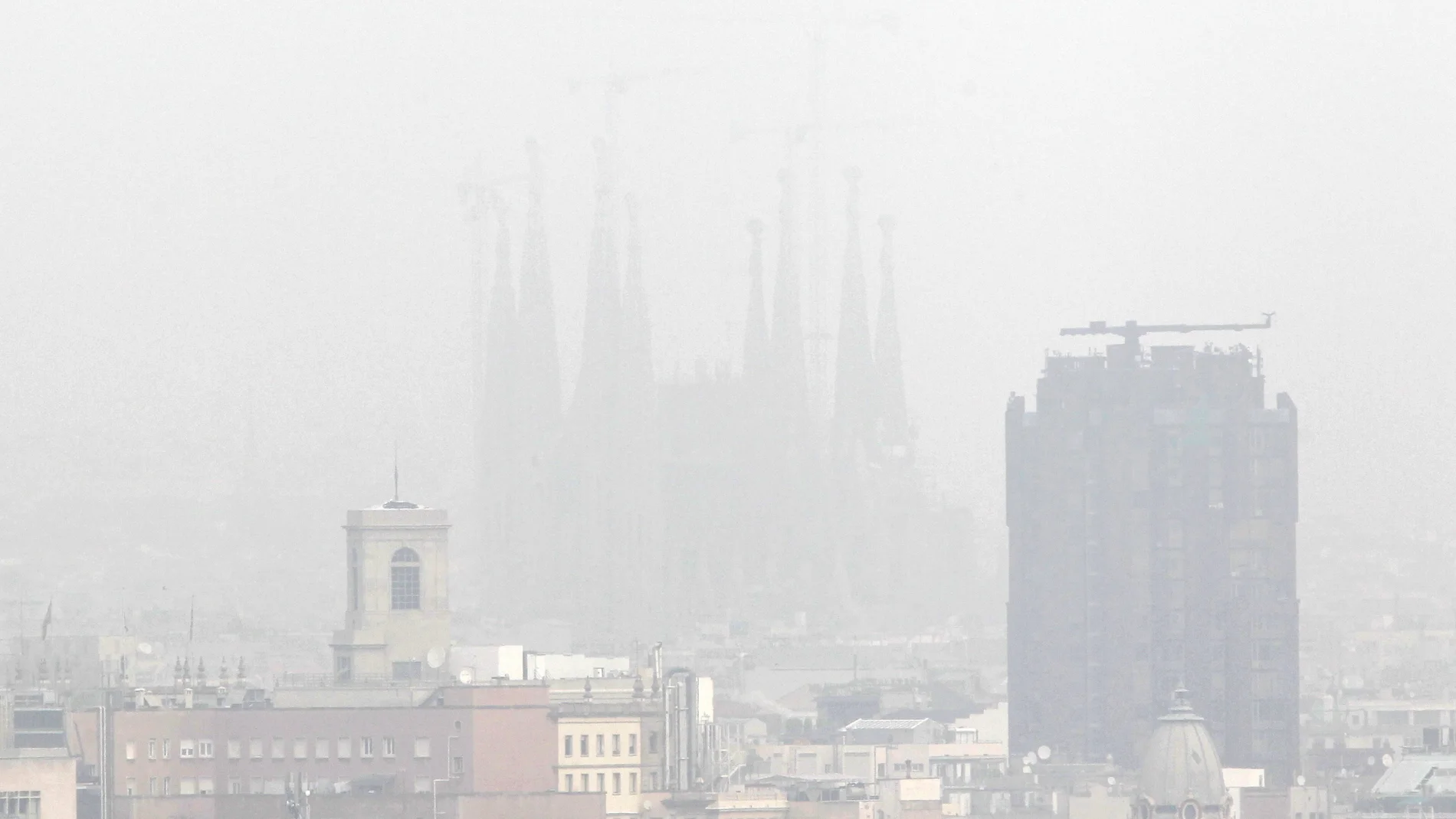 Barcelona bajo una densa capa de contaminación