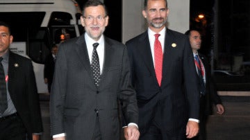 Mariano Rajoy y el Príncipe a su llegada a Sudáfrica