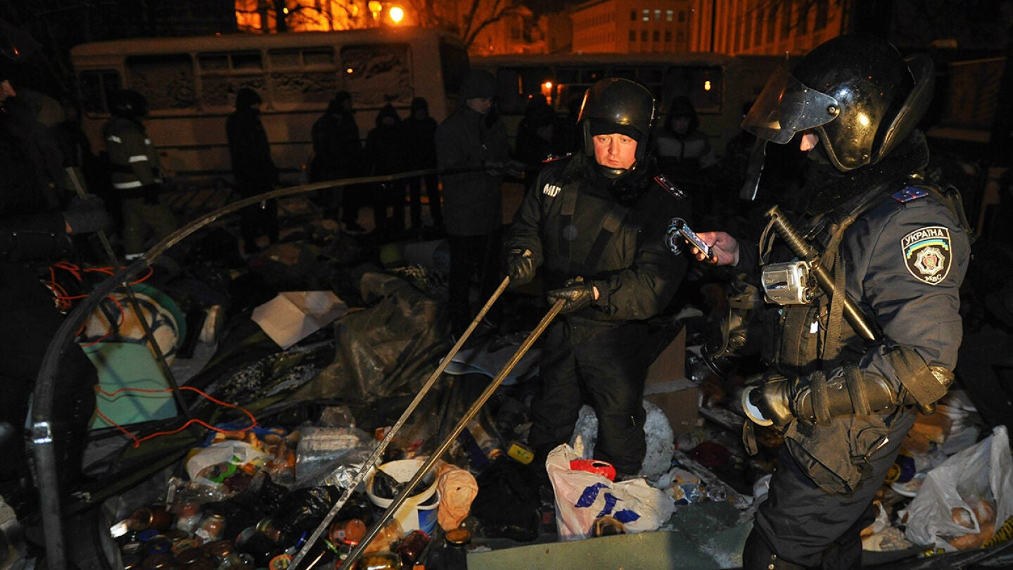La polic&iacute;a antidisturbios despejan de barricadas el centro de Kiev a la espera de una mesa redonda entre Gobierno y oposici&oacute;n