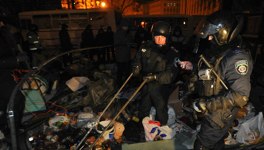 La policía antidisturbios despejan de barricadas el centro de Kiev a la espera de una mesa redonda entre Gobierno y oposición