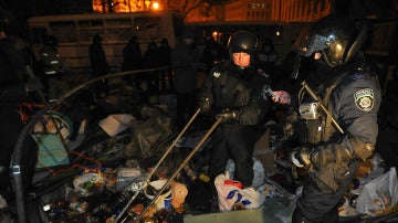 La policía antidisturbios despejan de barricadas el centro de Kiev a la espera de una mesa redonda entre Gobierno y oposición