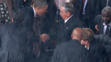 Obama y Raúl Castro se dan la mano