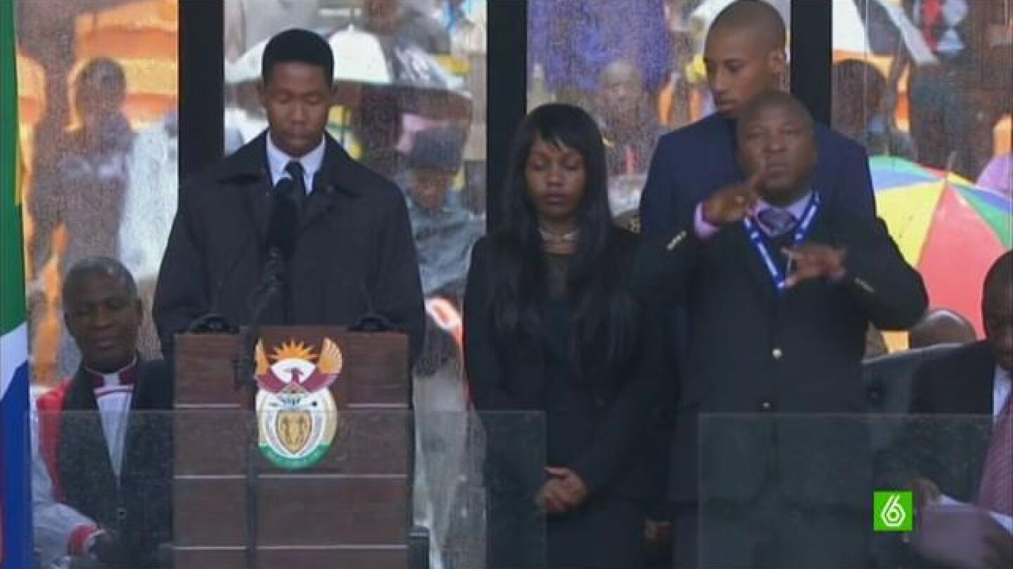 Int&eacute;rprete durante el funeral de Nelson Mandela
