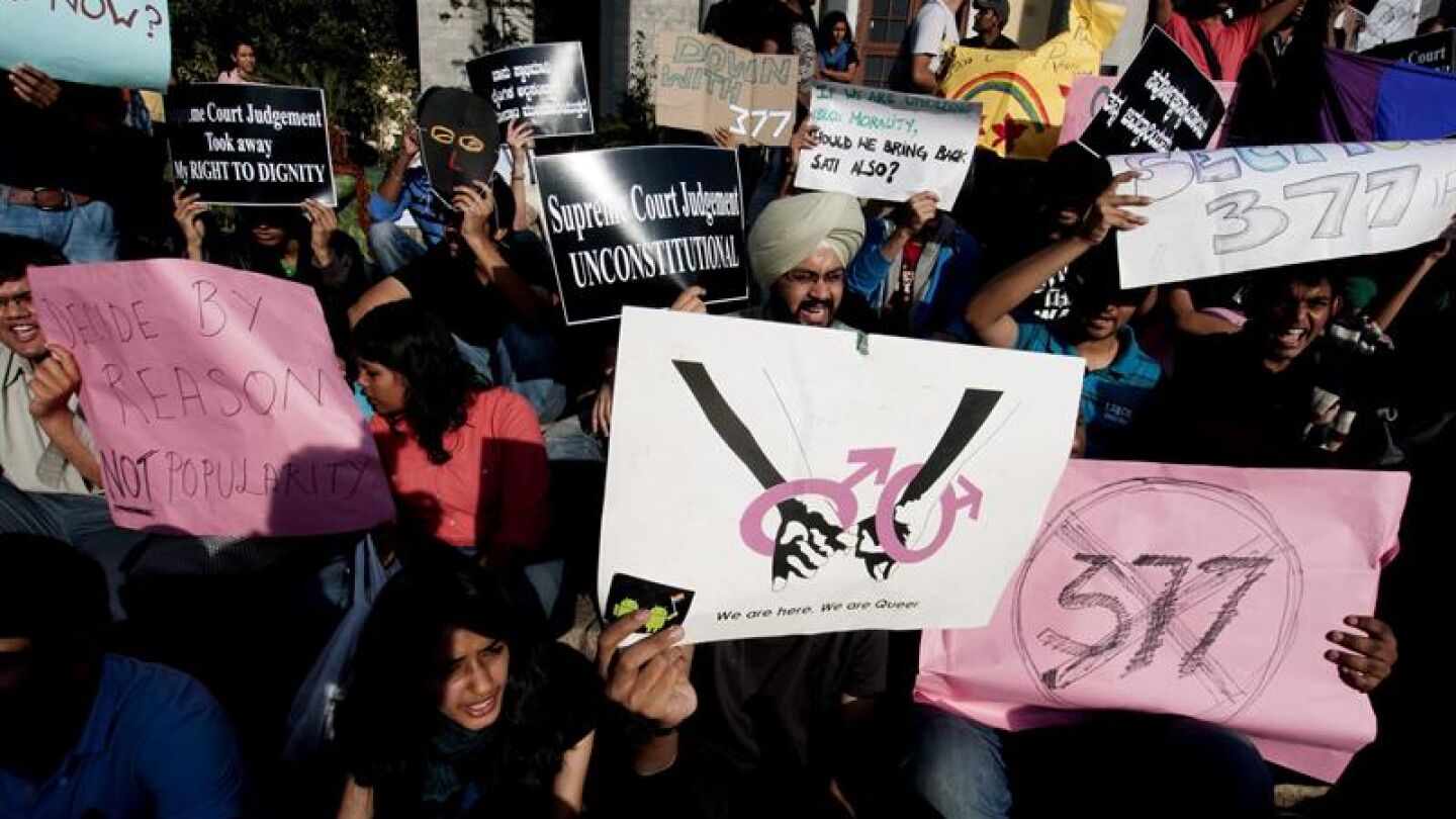  Varios miembros del colectivo homosexual de la India muestran pancartas contra la decisi&oacute;n adoptada por el Tribunal Supremo
