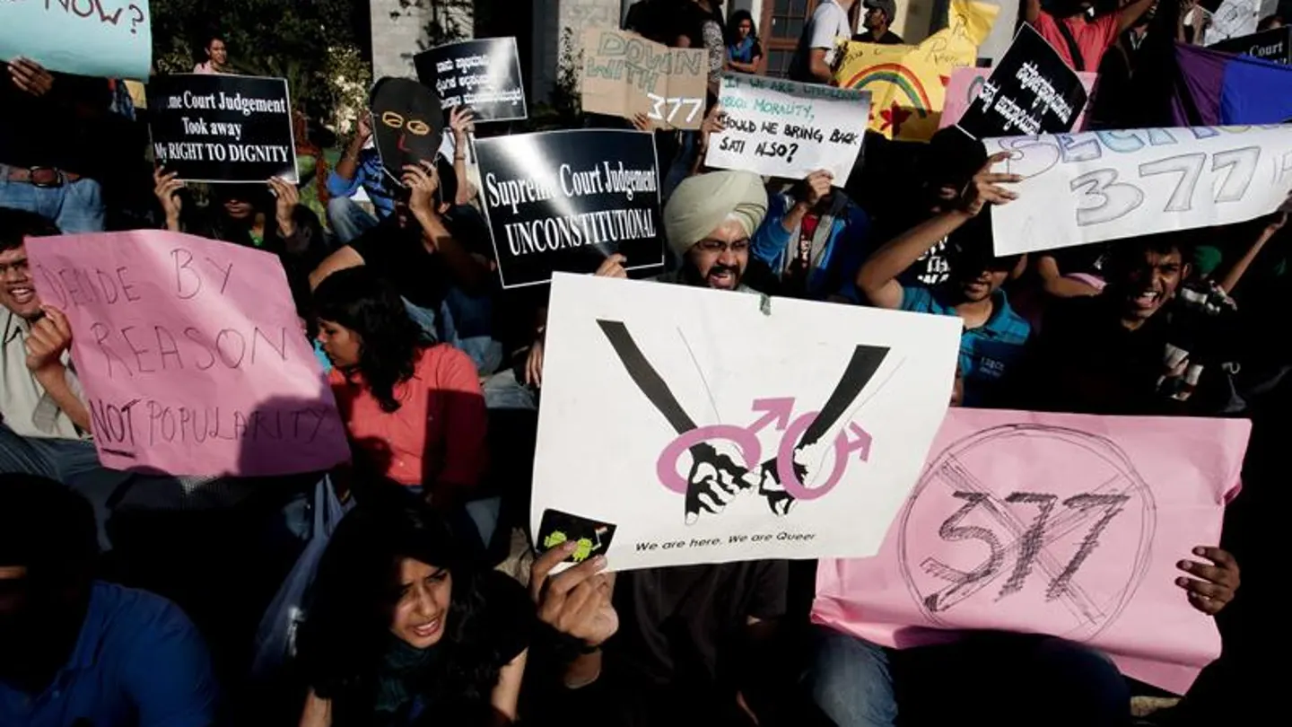 Varios miembros del colectivo homosexual de la India muestran pancartas contra la decisión adoptada por el Tribunal Supremo Varios miembros del colectivo homosexual de la India muestran pancartas contra la decisión adoptada por el Tribunal Supremo