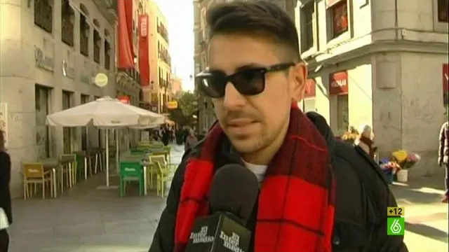 Un hombre habla de los vigilantes de seguridad