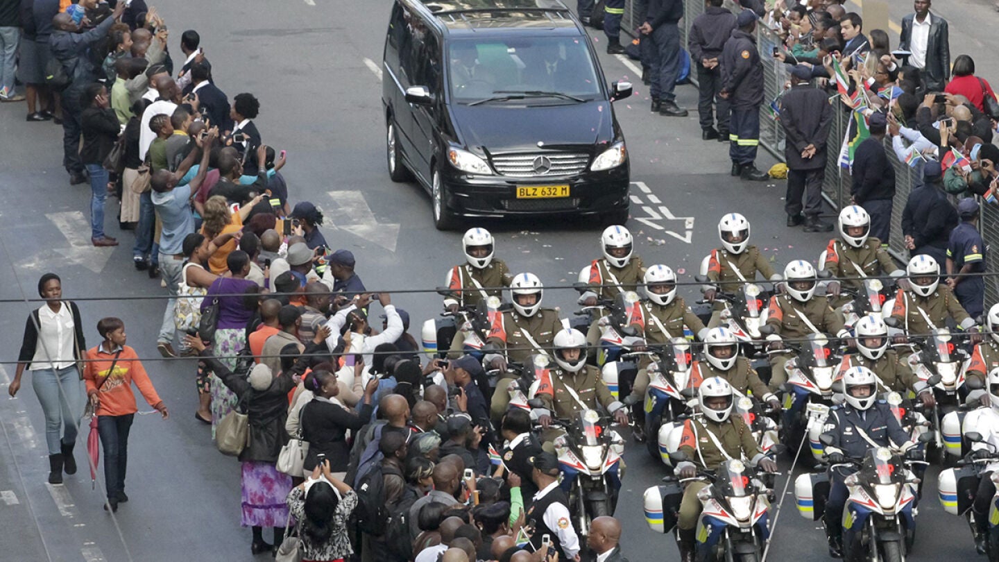 El cortejo f&uacute;nebre con los restos de Mandela desfila por Pretoria