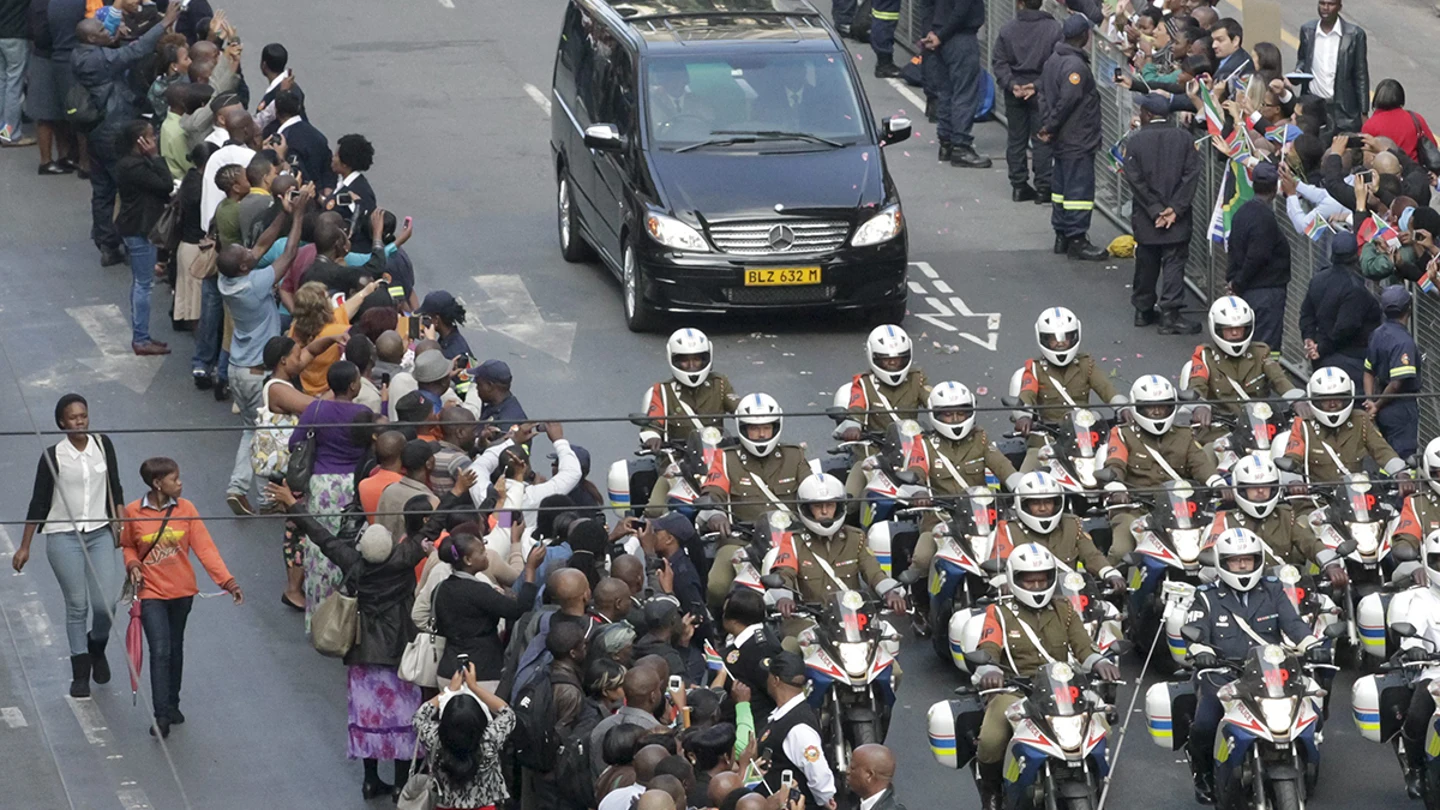 El cortejo fúnebre con los restos de Mandela desfila por Pretoria El cortejo fúnebre con los restos de Mandela desfila por Pretoria