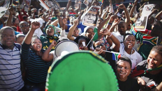 Una avalancha humana obliga a cerrar los accesos al f&eacute;retro de Mandela