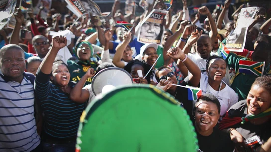 Una avalancha humana obliga a cerrar los accesos al féretro de Mandela Una avalancha humana obliga a cerrar los accesos al féretro de Mandela