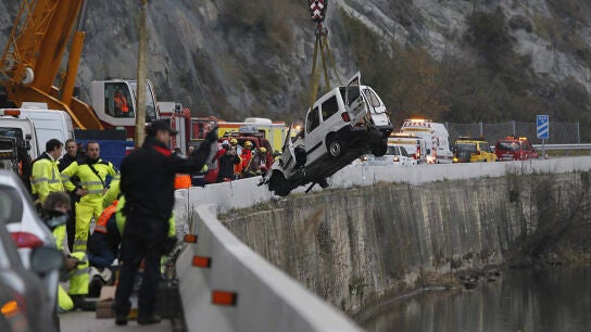 Momento en que una gr&uacute;a saca del r&iacute;o la furgoneta siniestrada