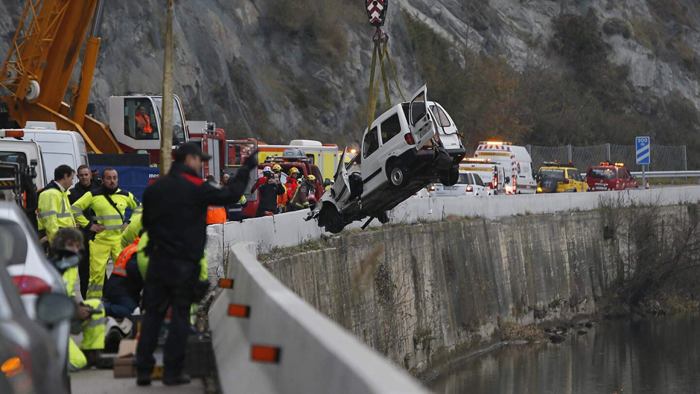 Momento en que una gr&uacute;a saca del r&iacute;o la furgoneta siniestrada