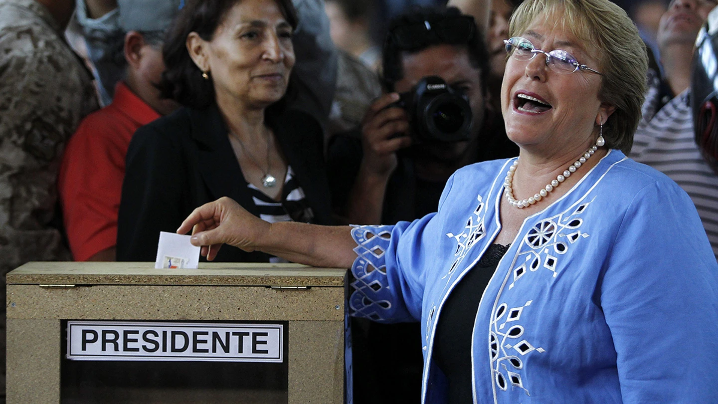 La candidata presidencial de la Nueva Alianza, Michelle Bachelet, deposita su voto en la comuna de La Reina, en Santiago de Chile La candidata presidencial de la Nueva Alianza, Michelle Bachelet, deposita su voto en la comuna de La Reina, en Santiago de Chile