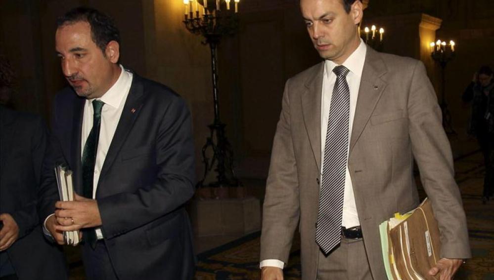 El conseller de Interior, Ramon Espadaler, acompañdo por el director de los Mossos d'Esquadra, Manel Prats  