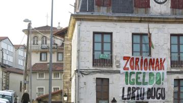  Una pancarta en euskera en la que puede leerse "Enhorabuena Igeldo, lo hemos conseguido"
