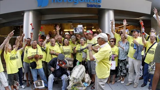 Integrantes de la plataforma de afectados delante de la sucursal central de Novagalicia Integrantes de la plataforma de afectados delante de la sucursal central de Novagalicia