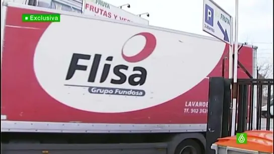 Un camión de Flisa descargando cerca de un almacén de fruta Un camión de Flisa descargando cerca de un almacén de fruta