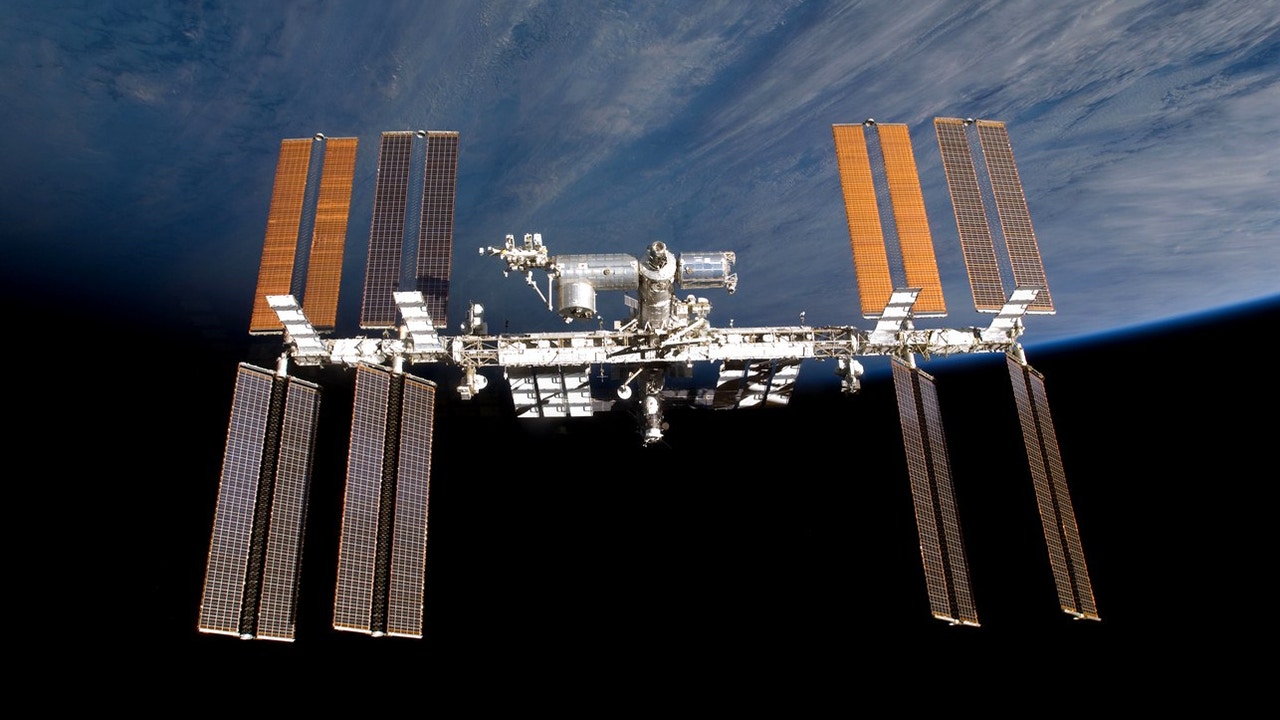 La Stazione Spaziale Internazionale si sta muovendo a una velocità di 27.600 km/h, come sarebbe se vista a livello del suolo?