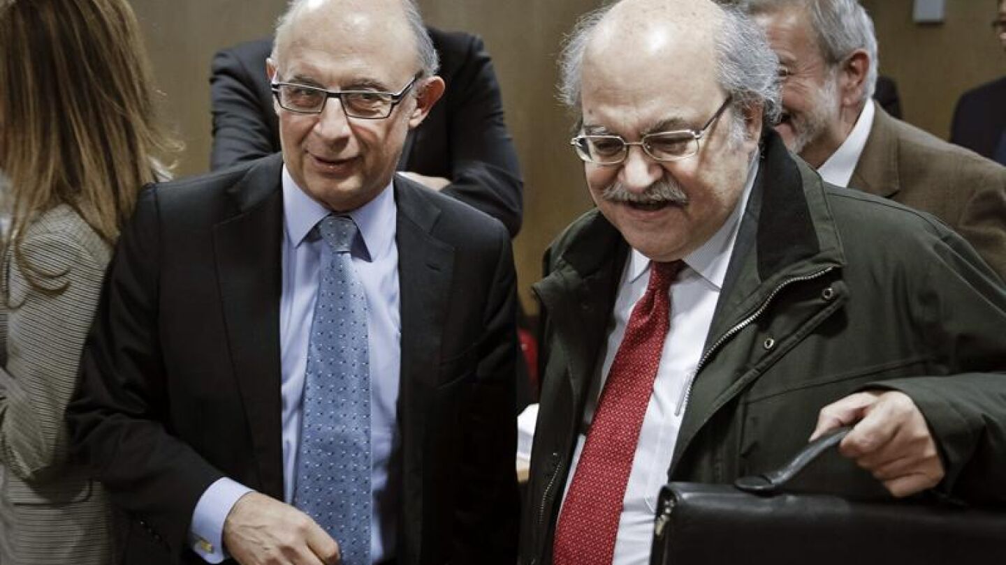  El ministro de Hacienda y Administraciones P&uacute;blicas, Crist&oacute;bal Montoro, junto al conseller de Econom&iacute;a catal&aacute;n, Andreu Mas-Colell
