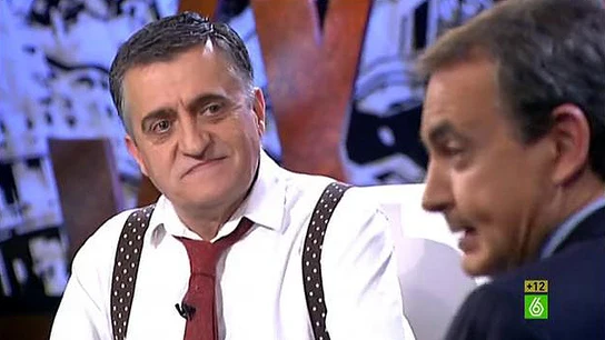 Wyoming observa a Zapatero en un momento de la entrevista al expresidente Wyoming observa a Zapatero en un momento de la entrevista al expresidente