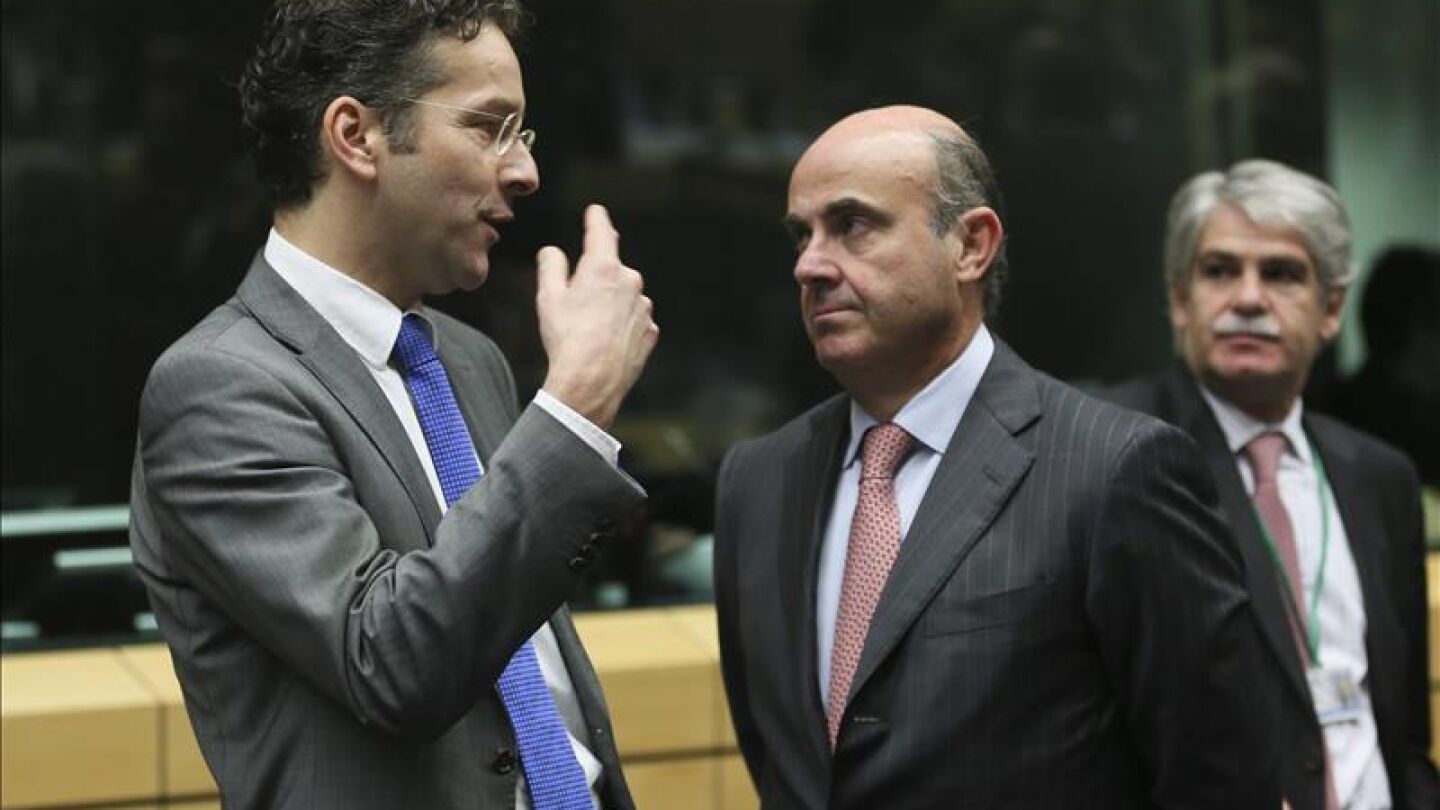 El ministro espa&ntilde;ol de Econom&iacute;a, Luis de Guindos, y el presidente del Eurogrupo y ministro de Finanzas holand&eacute;s, Jeroen Dijsselbloem 
