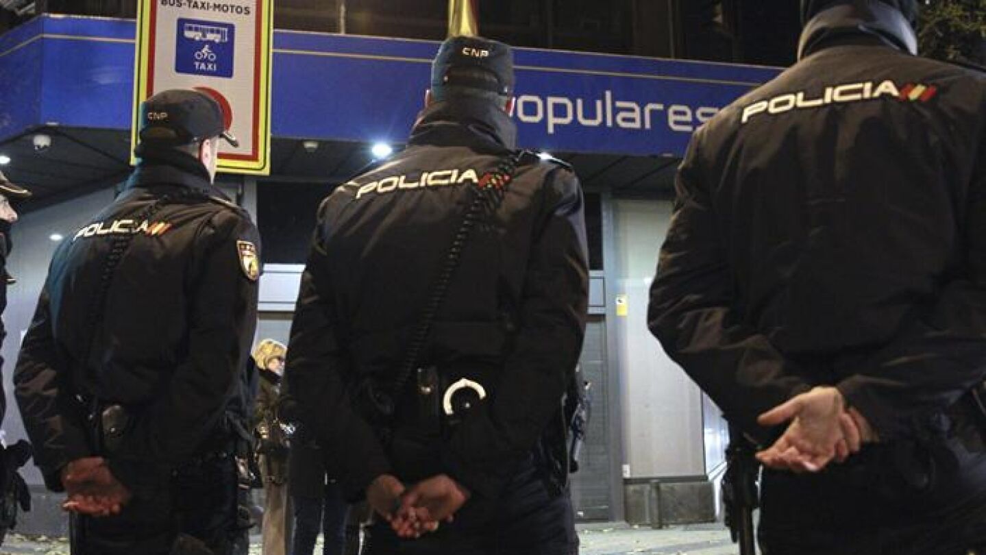 La Polic&iacute;a Nacional en el exterior de la sede del PP