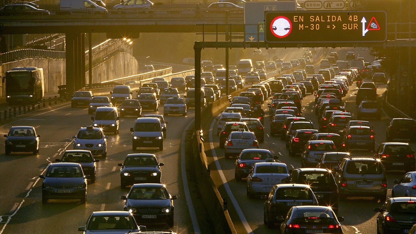Carretera con tr&aacute;fico en Madrid