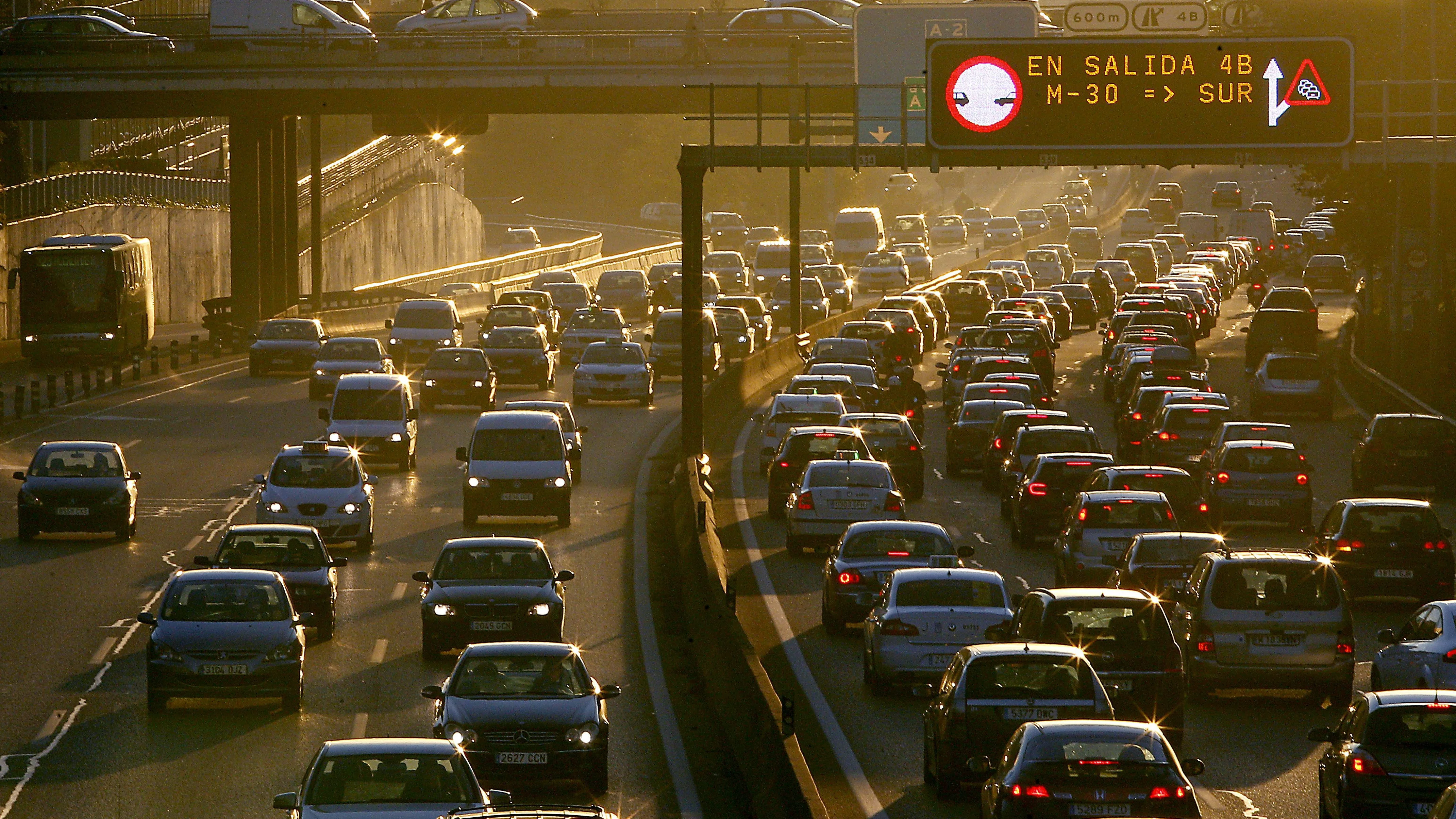 Carretera con tráfico en Madrid