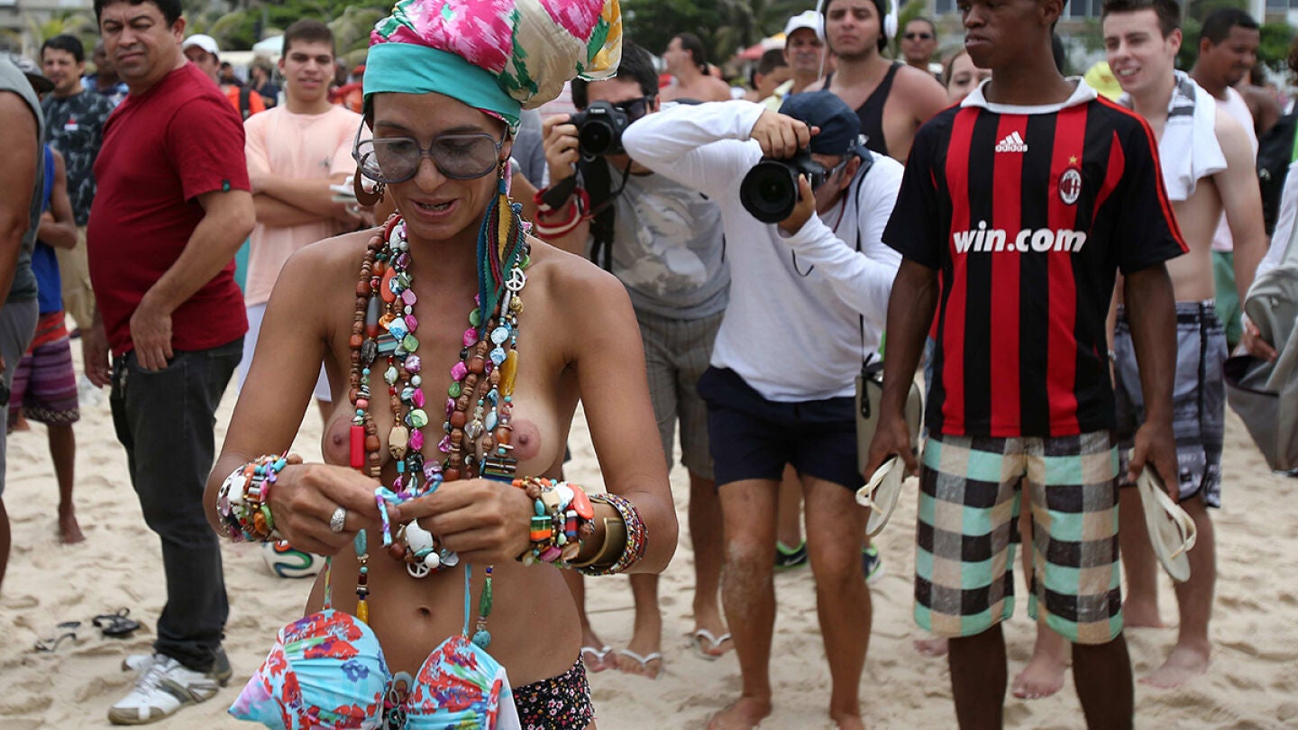 Natalia Lorenzo con los senos desnudos posa para fot&oacute;grafos durante una protesta