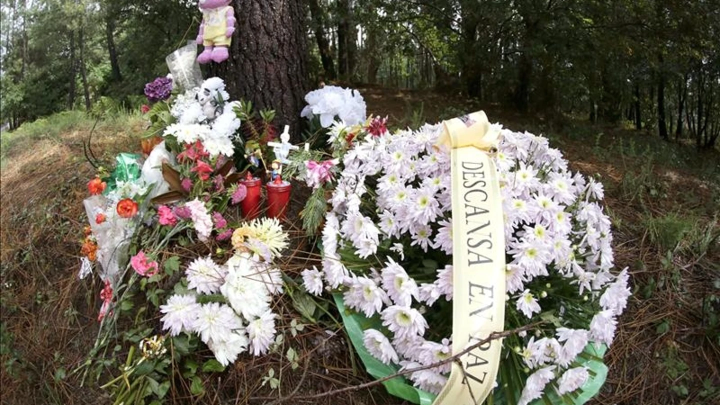 Flores en el lugar donde fue encontrado el cuerpo de Asunta Flores en el lugar donde fue encontrado el cuerpo de Asunta