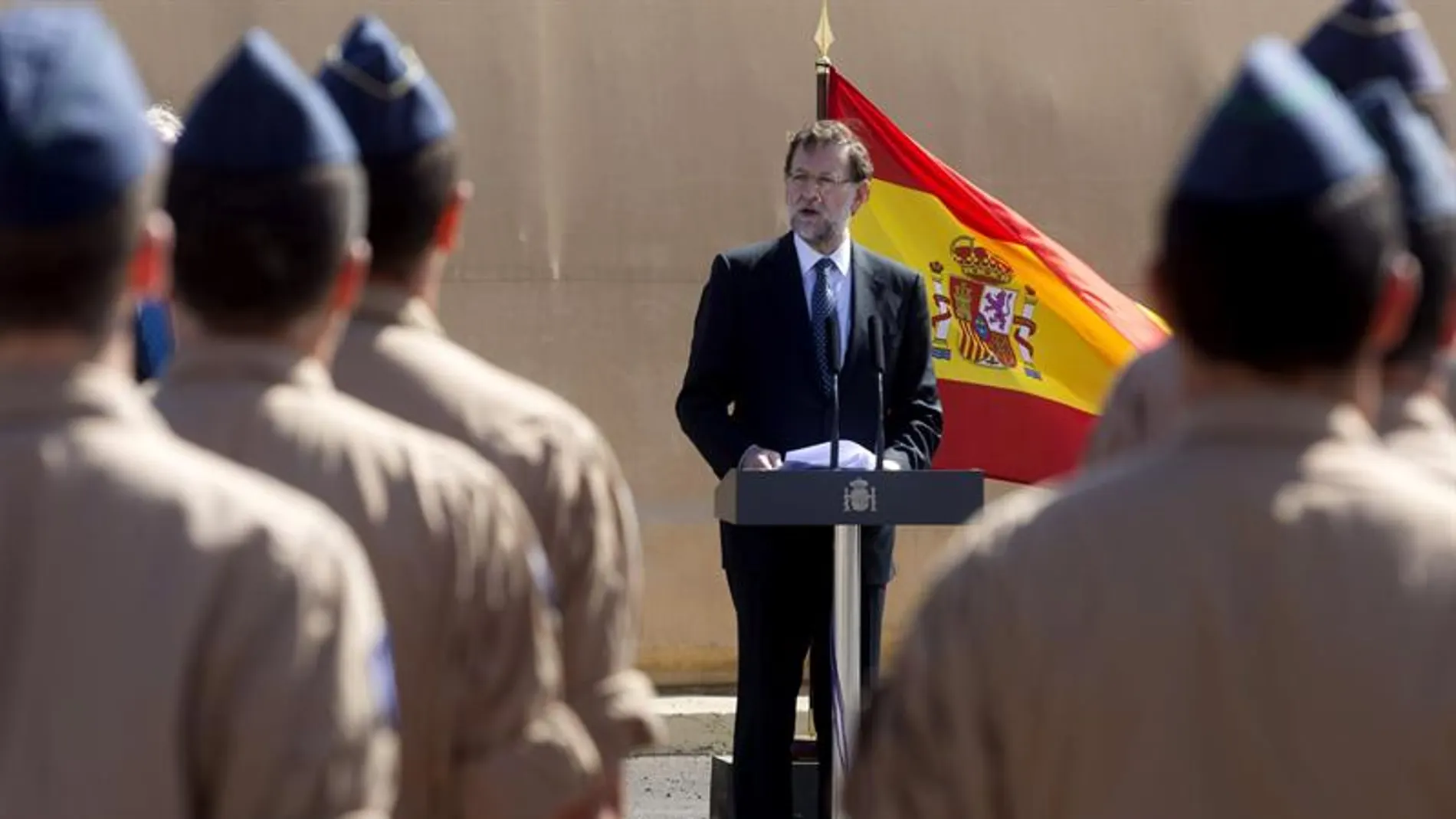 Mariano Rajoy pronuncia unas palabras ante medio centenar de militares