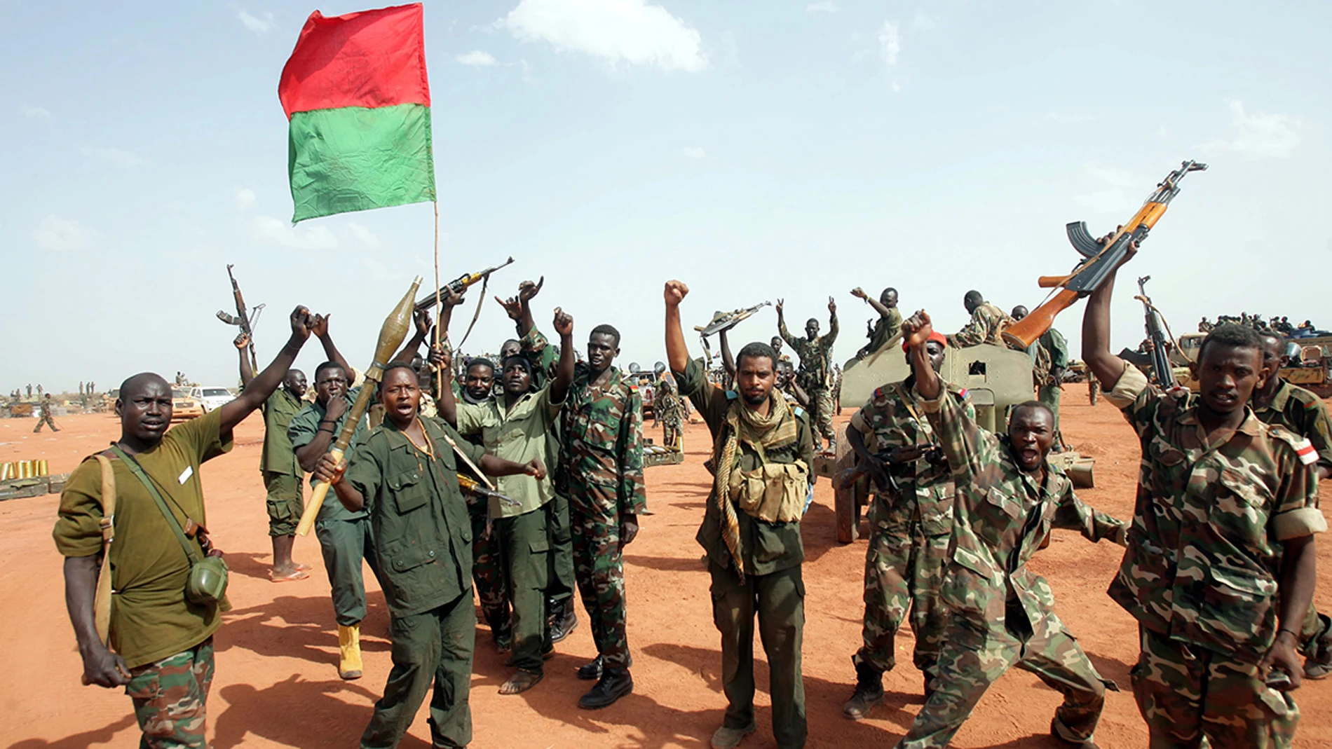 Soldados sudaneses ondean una bandera nacional en la zona de Heglig (Sudán)