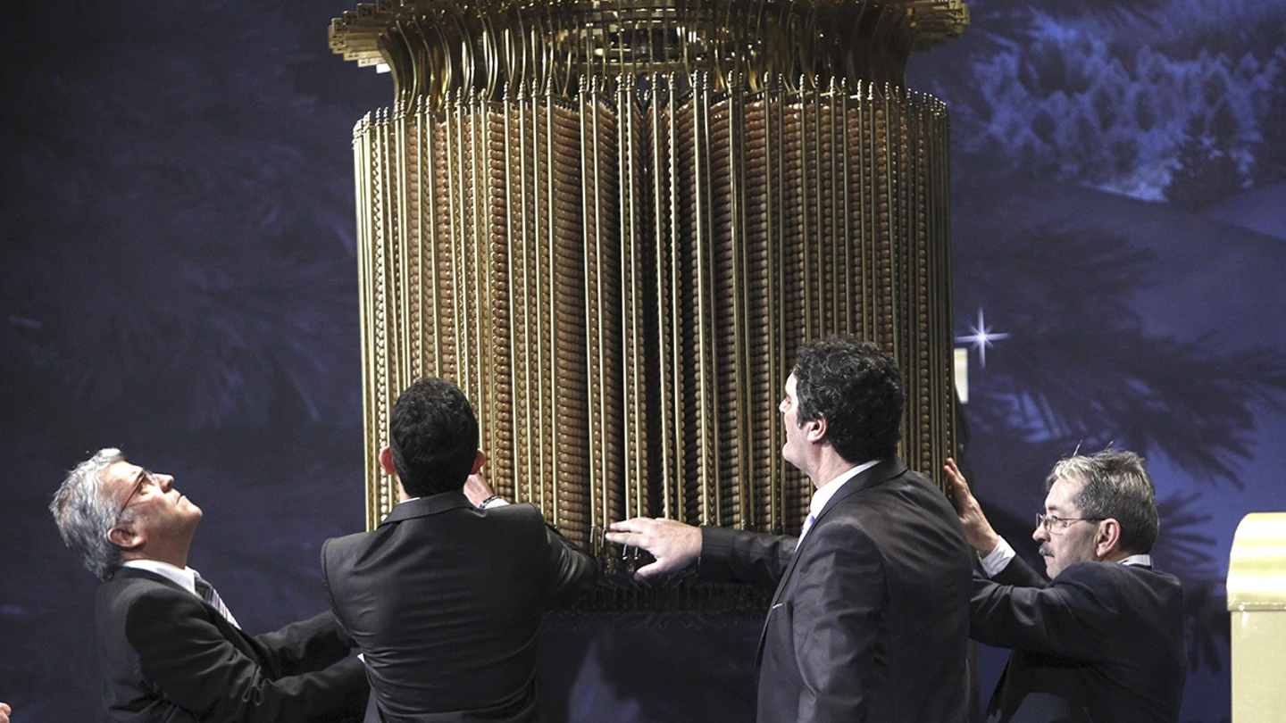 arias personas comprueban el paraguas con las liras que recogen las bolas ordenadas arias personas comprueban el paraguas con las liras que recogen las bolas ordenadas