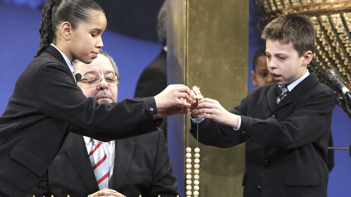 Isabel Flores e Isaac Patricio cantan el quinto premio Isabel Flores e Isaac Patricio cantan el quinto premio
