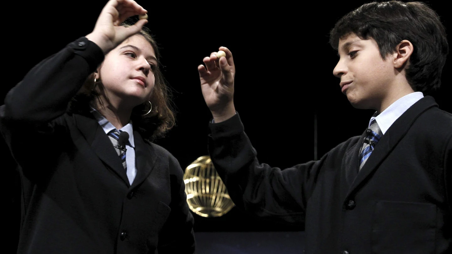 Andrea y Joel cantan seguidamente del Gordo el segundo quinto premio Andrea y Joel cantan seguidamente del Gordo el segundo quinto premio