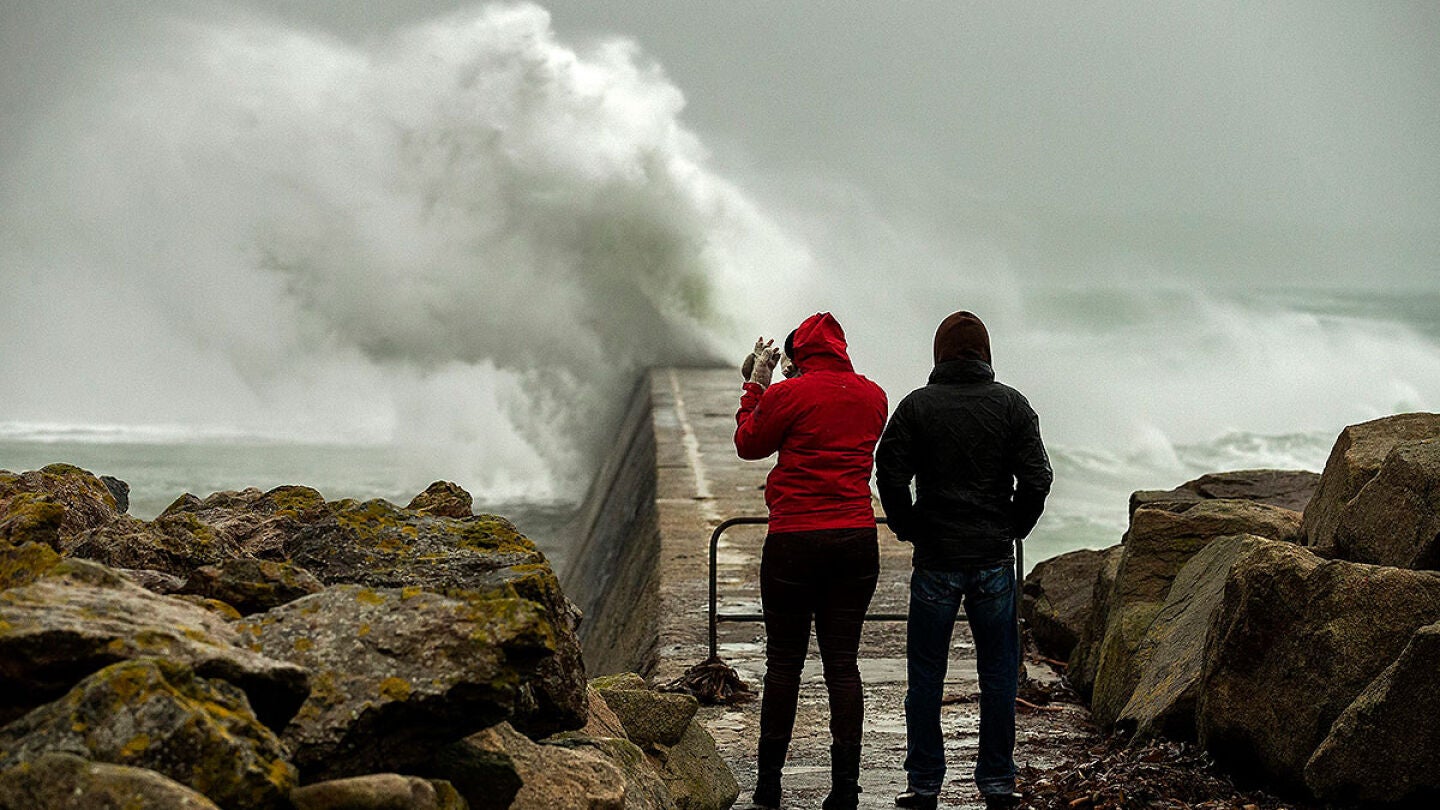 Temporal en el muelle en Esquibien, en la zona oeste de Breta&ntilde;a, Francia