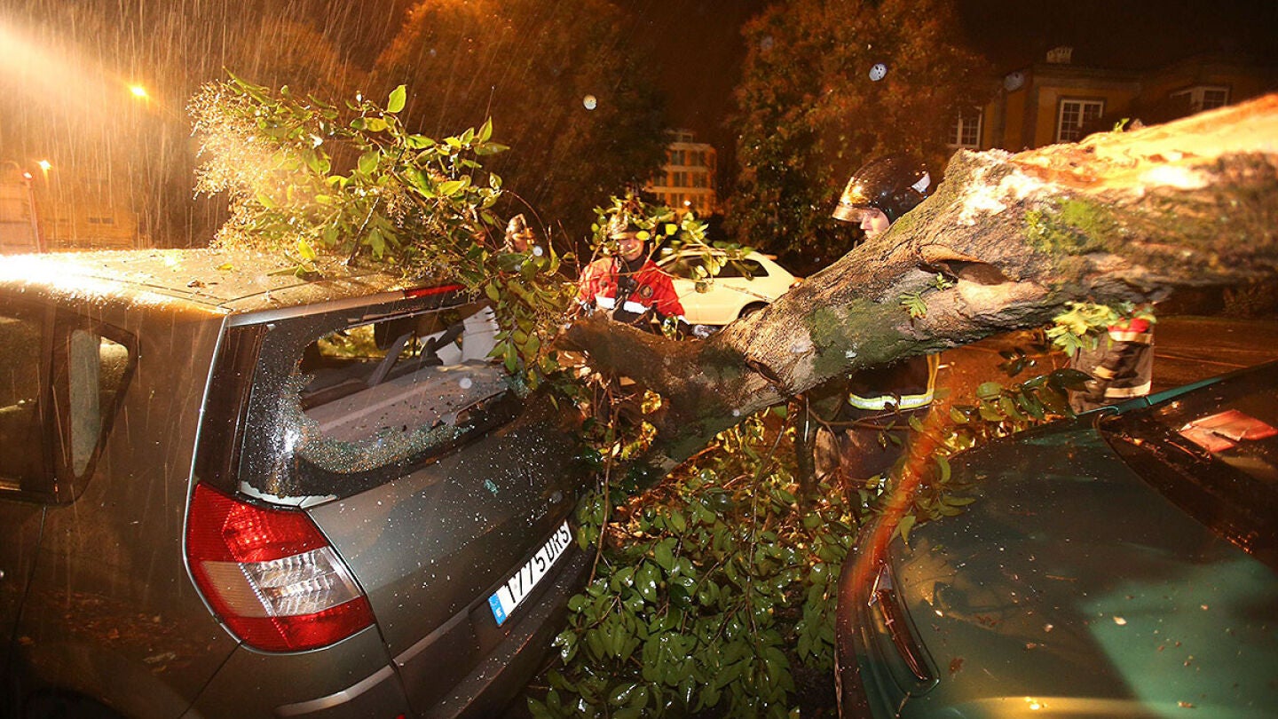 Un temporal de viento y lluvia azota entra por Galicia