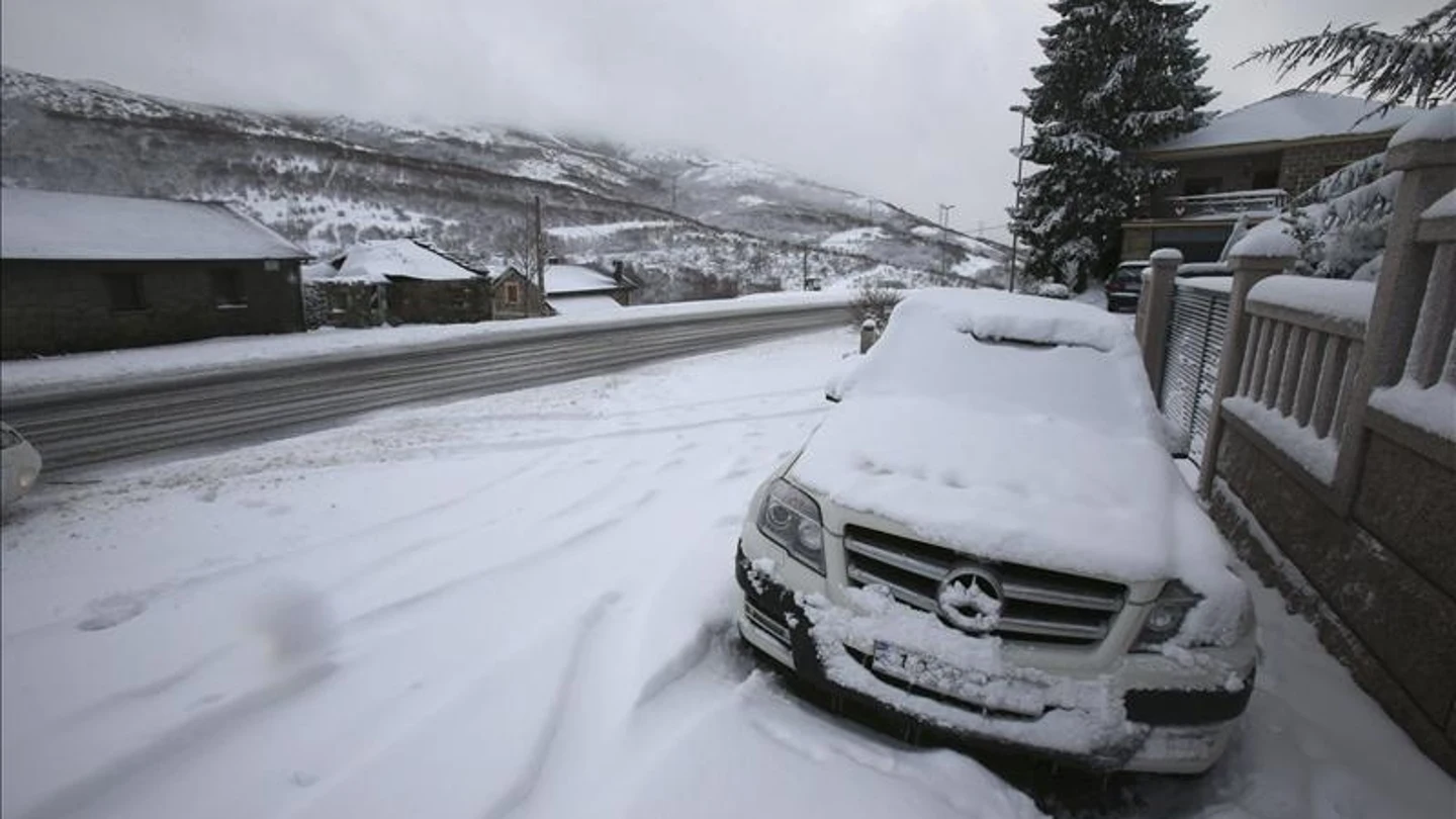 Un coche cubierto de nieve en la zona de A Canda (Ourense) Un coche cubierto de nieve en la zona de A Canda (Ourense)