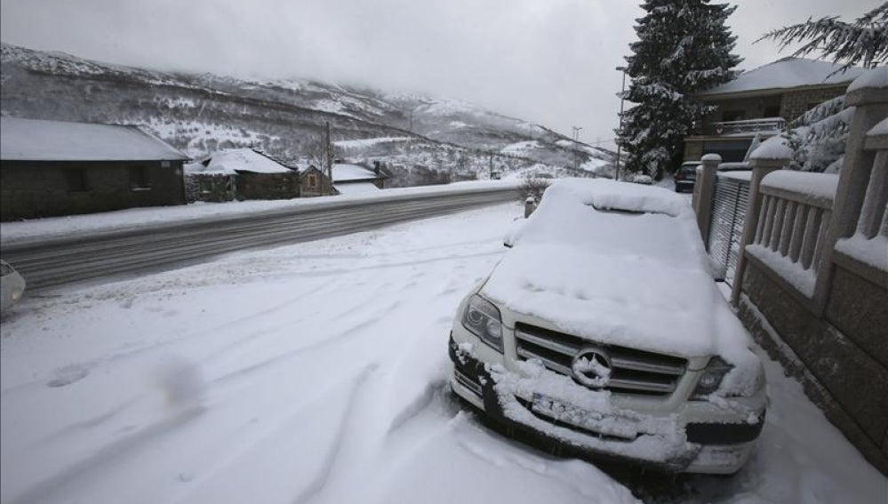 Un coche cubierto de nieve en la zona de A Canda (Ourense)